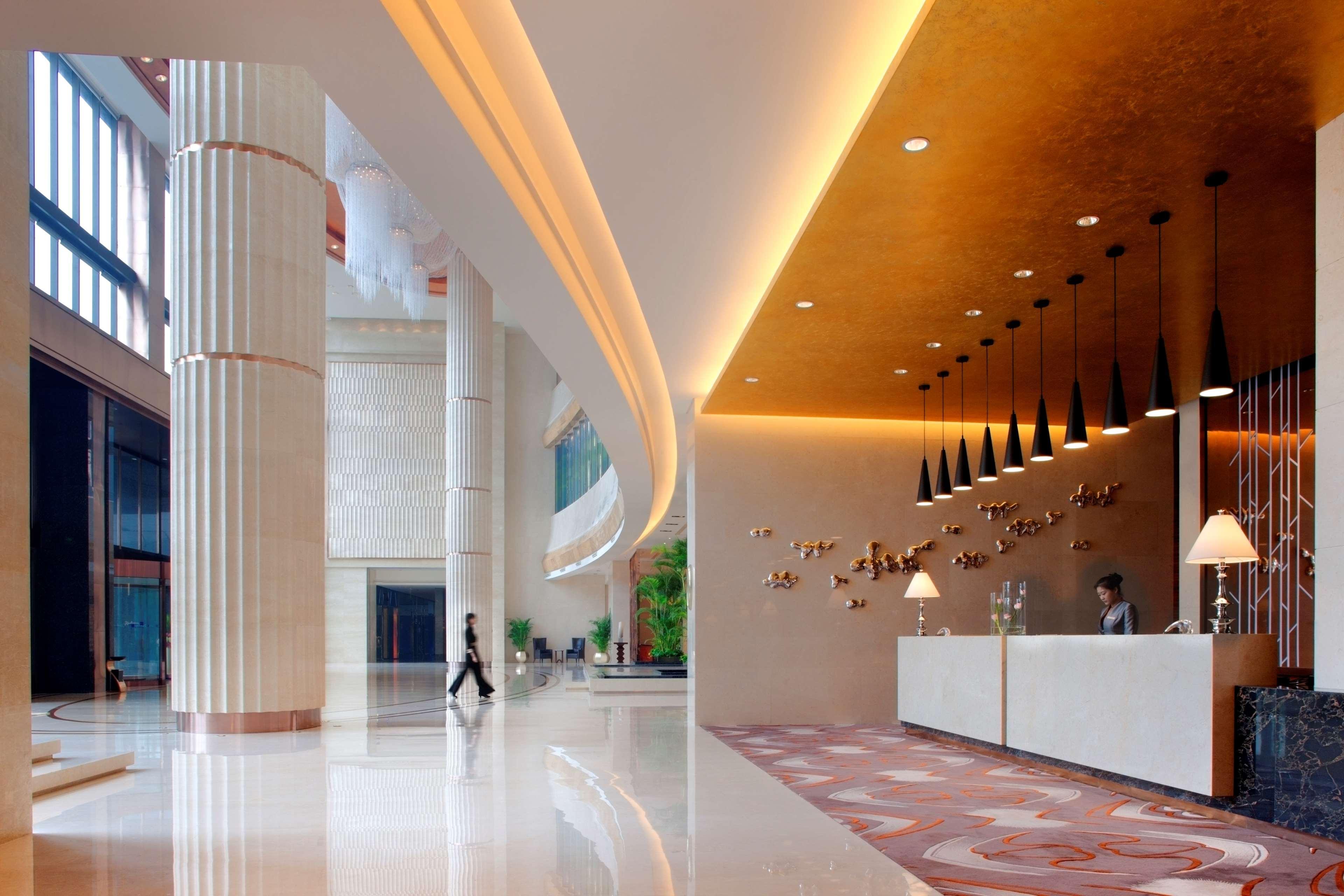 Radisson Blu Plaza Chongqing - Free 2 Bottle Of Local Beer Per Room During Stay Dalaman gambar