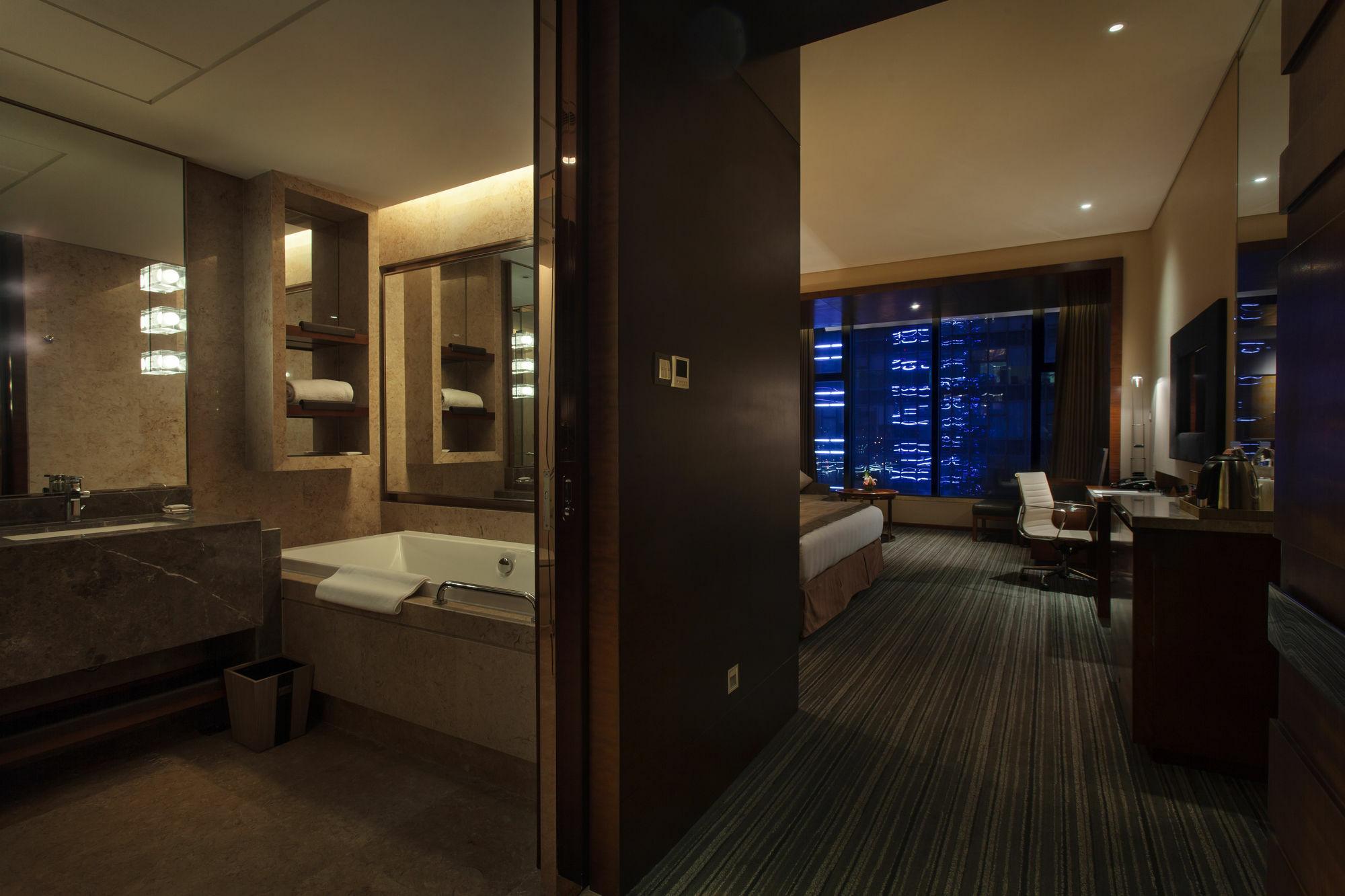 Radisson Blu Plaza Chongqing - Free 2 Bottle Of Local Beer Per Room During Stay Luaran gambar